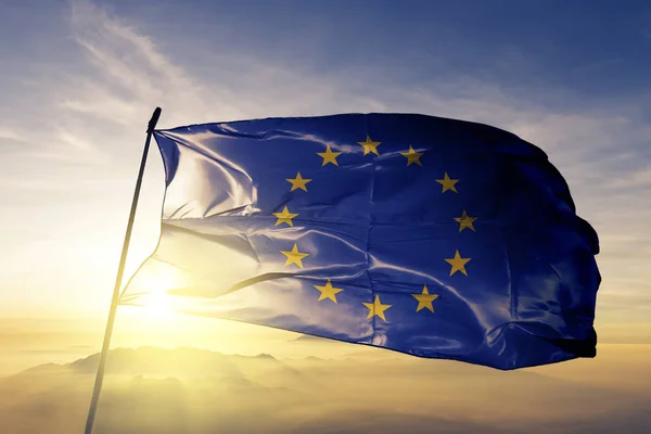 Європейського Союзу Національний Прапор Текстильної Тканини Тканини Махав Вершині — стокове фото