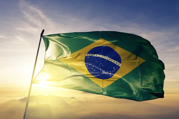 Εθνική Σημαία Βραζιλίας Ύφασμα Ύφασμα Κυματίζει Στην Κορυφή — Φωτογραφία Αρχείου