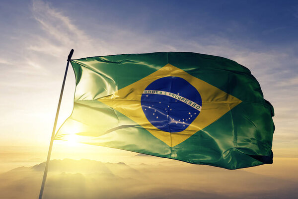 Бразильский национальный флаг текстильная ткань ткани размахивая на вершине
