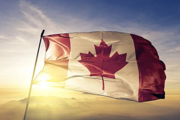 Kanada Flaga Narodowa Szmatką Tkanina Macha Górze — Zdjęcie stockowe