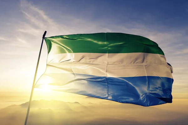 塞拉利昂国旗纺织布面料在顶部挥舞 — 图库照片