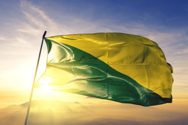 Porto Riko Bayrak Tekstil Kumaş kumaş üst gündoğumu sis sis üzerinde sallayarak Las Marias Belediyesi