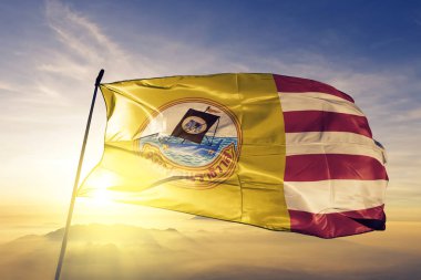 Narathiwat İl Tayland bayrağı tekstil kumaş üst gündoğumu sis sis üzerinde sallayarak