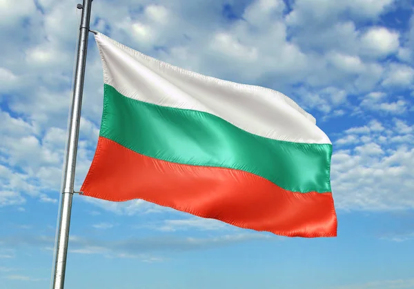 Bulgarije Vlag Zwaaien Vlaggenmast Met Sky Achtergrond Realistische Illustratie — Stockfoto