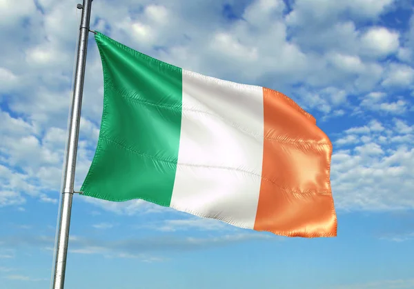 Irland Flagge Weht Auf Fahnenmast Mit Himmel Auf Hintergrund Realistische — Stockfoto
