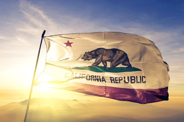 California devlet Amerika Birleşik Devletleri bayrağı tekstil kumaş üst gündoğumu sis sis üzerinde sallayarak