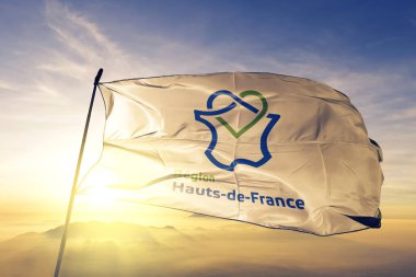 Hauts-de-France bölgesini Fransa bayrağı Tekstil Kumaş kumaş üst gündoğumu sis sis üzerinde sallayarak