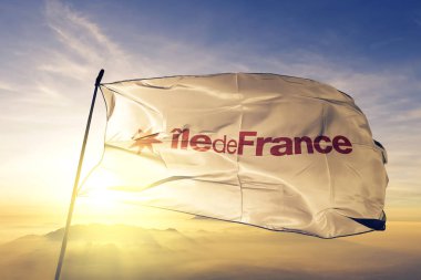 Fransa bayrağı Tekstil Kumaş kumaş üst gündoğumu sis sis üzerinde sallayarak Ile-de-France bölge