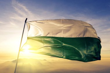 Steiermark eyalet Avusturya bayrağı Tekstil Kumaş kumaş üst gündoğumu sis sis üzerinde sallayarak