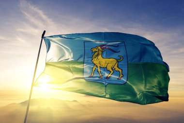 Istria ilçe Hırvatistan bayrağı Tekstil Kumaş kumaş üst gündoğumu sis sis üzerinde sallayarak