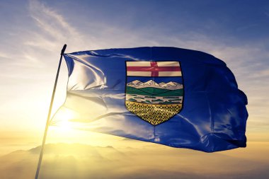 Alberta Kanada Eyaleti bayrak tekstil kumaş üst gündoğumu sis sis üzerinde sallayarak
