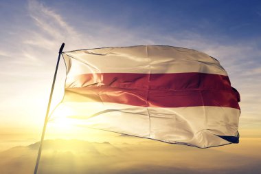 En iyi gündoğumu sis sis üzerinde sallayarak Atlantico Kolombiya bölümü bayrak tekstil kumaş