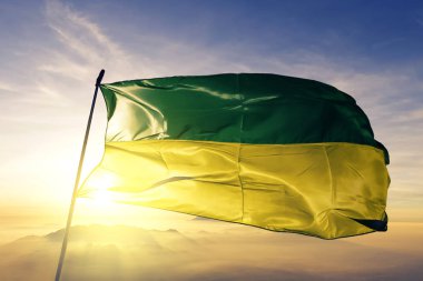 En iyi gündoğumu sis sis üzerinde sallayarak: Morona-Santiago il Ekvador bayrak tekstil kumaş