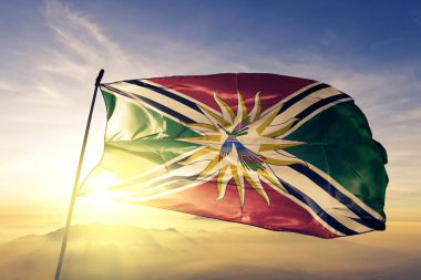 Santo Domingo de los Tsachilas il Ekvador tekstil kumaş üst gündoğumu sis sis üzerinde sallayarak bayrak