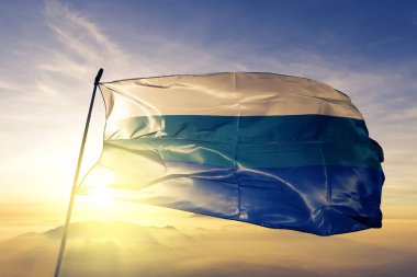 Neembucu bölümü Paraguay bayrak Tekstil Kumaş kumaş üst gündoğumu sis sis üzerinde sallayarak