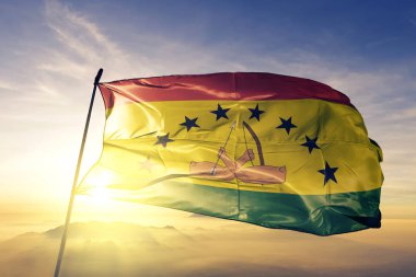 Guna Yala Panama ilçe bayrak tekstil kumaş üst gündoğumu sis sis üzerinde sallayarak