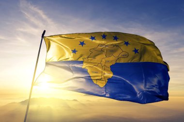 Herrera eyaletinin Panama bayrak tekstil kumaş üst gündoğumu sis sis üzerinde sallayarak