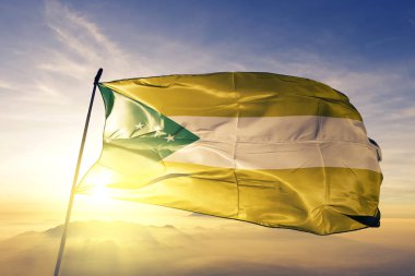 Panama Oeste eyaletinin Panama bayrak tekstil kumaş üst gündoğumu sis sis üzerinde sallayarak