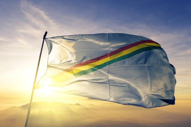 Nagaland Hindistan Devlet bayrağı tekstil kumaş üst gündoğumu sis sis üzerinde sallayarak