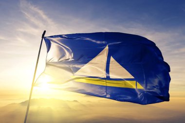 Mısır bayrak Tekstil Kumaş kumaş üst gündoğumu sis sis üzerinde sallayarak Damietta Valiliği