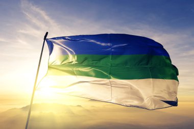 Komi Cumhuriyeti Rusya'nın bayrak Tekstil Kumaş kumaş üst gündoğumu sis sis üzerinde sallayarak