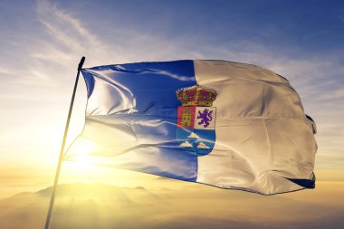 İspanya'nın Las Palmas il bayrak Tekstil Kumaş kumaş üst gündoğumu sis sis üzerinde sallayarak