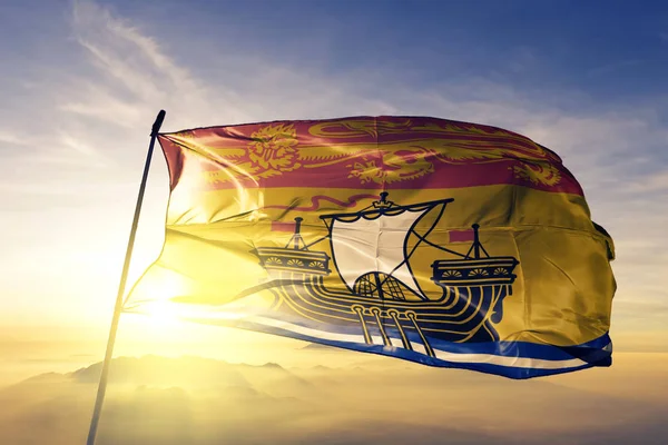 New Brunswick Provinsi Kanada Bendera Kain Tekstil Melambaikan Atas Kabut — Stok Foto