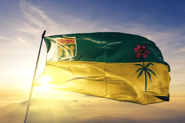 Saskatchewan Tartomány Kanada Zászló Ruhával Szövet Integetett Felső Sunrise Köd — Stock Fotó