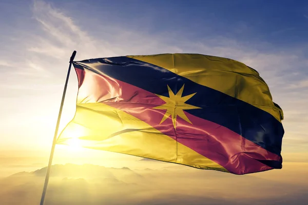 Stato Sarawak Della Malesia Bandiera Tessuto Stoffa Sventolando Sulla Nebbia — Foto Stock