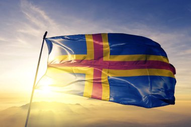 Aland Adaları Finlandiya bayrağı Tekstil Kumaş kumaş üst gündoğumu sis sis üzerinde sallayarak bölgenin