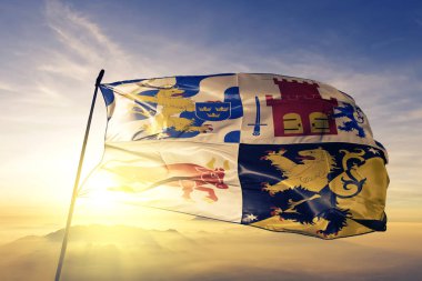 Vastra Gotaland İlçesi İsveç bayrağı tekstil kumaş üst gündoğumu sis sis üzerinde sallayarak