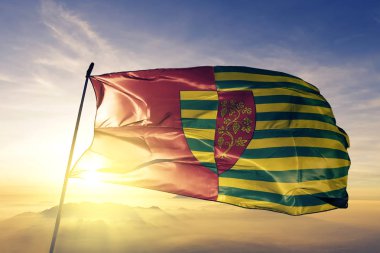 Stefan Voda ilçe Moldova bayrağı tekstil kumaş üst gündoğumu sis sis üzerinde sallayarak