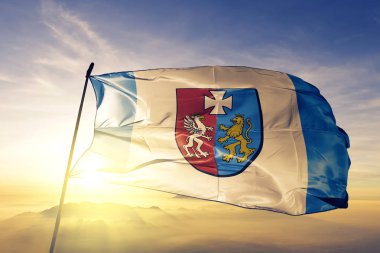 Subcarpathian Voyvodalığı il Polonya bayrak tekstil kumaş üst gündoğumu sis sis üzerinde sallayarak