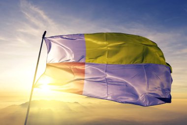 Nitra bölge Slovakya bayrağı Tekstil Kumaş kumaş üst gündoğumu sis sis üzerinde sallayarak