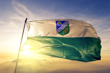 Jogeva ilçe Estonya bayrağı Tekstil Kumaş kumaş üst gündoğumu sis sis üzerinde sallayarak