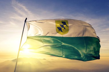 Polva ilçe Estonya bayrağı Tekstil Kumaş kumaş üst gündoğumu sis sis üzerinde sallayarak