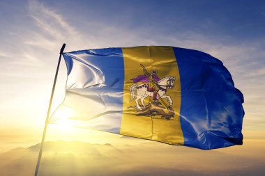Ukrayna Kiev Kiev Oblastı bayrak Tekstil Kumaş kumaş üst gündoğumu sis sis üzerinde sallayarak