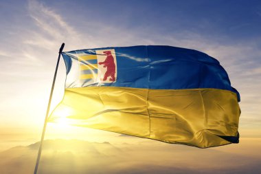 Zakarpattia TransKarpatya Oblast Ukrayna bayrağı Tekstil Kumaş kumaş üst gündoğumu sis sis üzerinde sallayarak