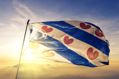 Friesland il Hollanda bayrağı Tekstil Kumaş kumaş üst gündoğumu sis sis üzerinde sallayarak