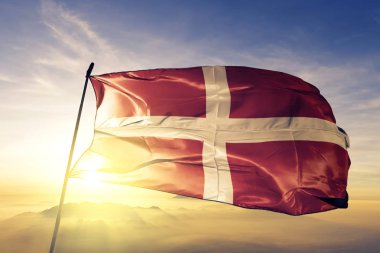 Egemen askeri sipariş Malta bayrağı Tekstil Kumaş kumaş üst gündoğumu sis sis üzerinde sallayarak