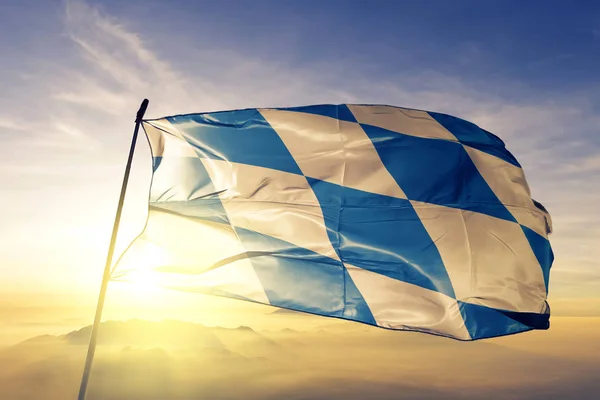 Bavaria Staat Duitsland Vlag Doek Textielweefsel Zwaaien Bovenste Zonsopgang Mist — Stockfoto