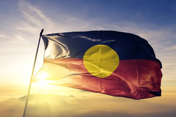 Australische Aboriginal Vlag Doek Textielweefsel Zwaaien Bovenste Zonsopgang Mist Mist — Stockfoto