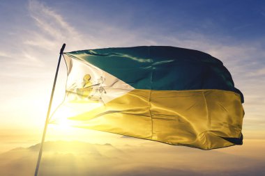 Isiolo ilçe Kenya bayrak tekstil kumaş üst gündoğumu sis sis üzerinde sallayarak