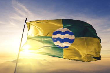 Nairobi Kenya ilçe bayrak tekstil kumaş üst gündoğumu sis sis üzerinde sallayarak