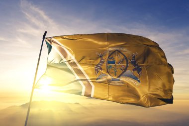 Trans-Nzoia ilçe Kenya bayrak tekstil kumaş üst gündoğumu sis sis üzerinde sallayarak