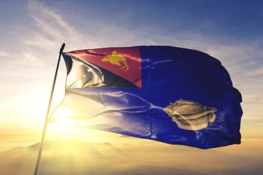 Batı yeni Britanya province, Papua New Guinea bayrak tekstil kumaş üst gündoğumu sis sis üzerinde sallayarak
