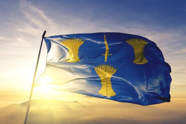 Cheshire İngiltere ilçe bayrak tekstil kumaş üst gündoğumu sis sis üzerinde sallayarak