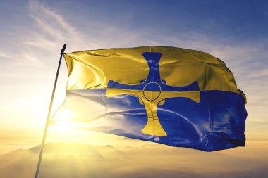 Durham ilçe İngiltere bayrağı tekstil kumaş üst gündoğumu sis sis üzerinde sallayarak