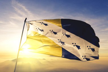 Norfolk ilçe İngiltere bayrağı tekstil kumaş üst gündoğumu sis sis üzerinde sallayarak