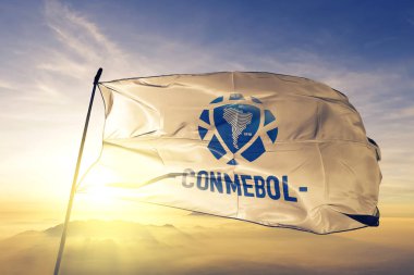 Güney Amerika Futbol Konfederasyonu Conmebol bayrak Tekstil Kumaş kumaş üst gündoğumu sis sis üzerinde sallayarak
